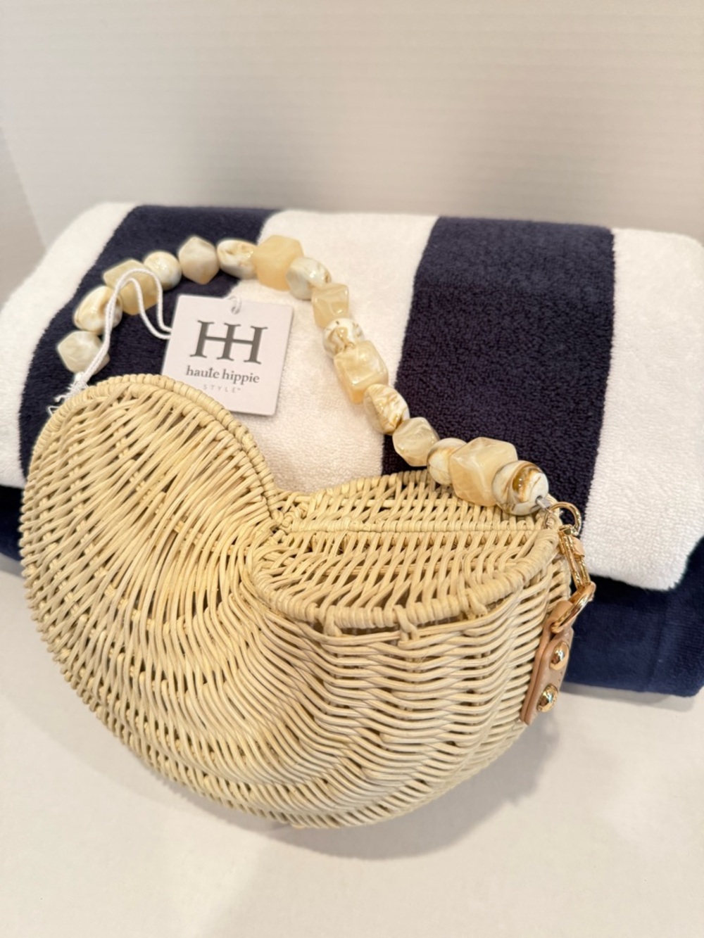 NEW Haute Hippie Conch Nautilus Cream Wicker with Pearl Beaded Handle - Picture 4 of 7